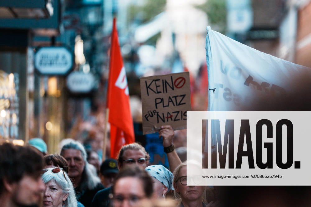 Deutschland, Aachen (Krämerstraße): Demo mit Tausenden Menschen am Tag nach der Landtagswahl in Sachsen - Anhalt, Demonstration, Protest, Anti - AfD, Anti - Faschismus, Schilder, Banner, Transparente, Flaggen, Menschenmenge, Demozug, Kein Platz für Nazis