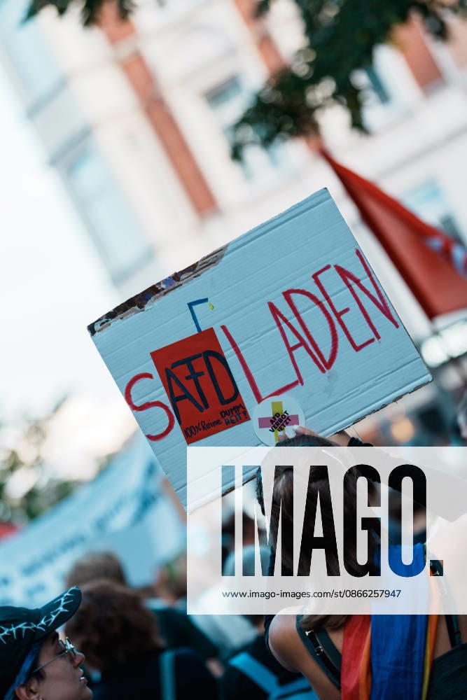 Deutschland, Aachen (Krämerstraße): Demo mit Tausenden Menschen am Tag nach der Landtagswahl in Sachsen - Anhalt, Demonstration, Protest, Anti - AfD, Anti - Faschismus, Schilder, Banner, Transparente, Flaggen, Menschenmenge, Demozug, Safdladen
