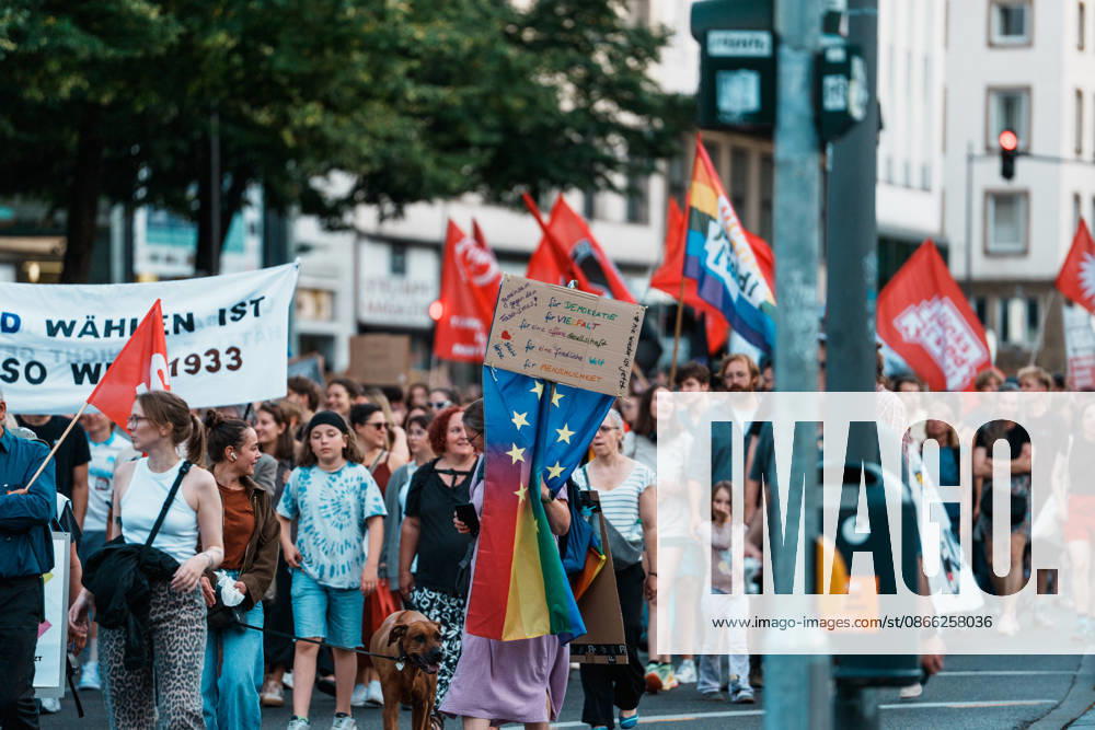 Deutschland, Aachen (Elisenbrunnen): Demo mit Tausenden Menschen am Tag nach der Landtagswahl in Sachsen - Anhalt, Demonstration, Protest, Anti - AfD, Anti - Faschismus, Schilder, Banner, Transparente, Flaggen, Menschenmenge, Demozug, Vielfalt, Europa
