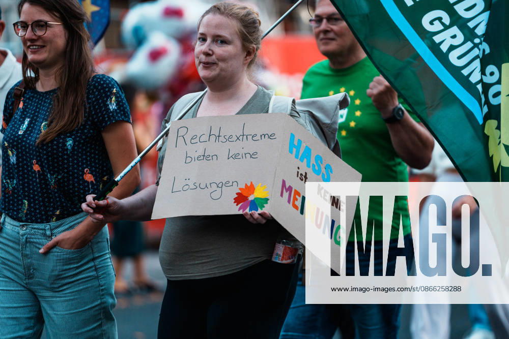 Deutschland, Aachen (Elisenbrunnen): Demo mit Tausenden Menschen am Tag nach der Landtagswahl in Sachsen - Anhalt, Demonstration, Protest, Anti - AfD, Anti - Faschismus, Schilder, Banner, Transparente, Flaggen, Menschenmenge, Demozug, Hass ist keine Meinung, Grüne