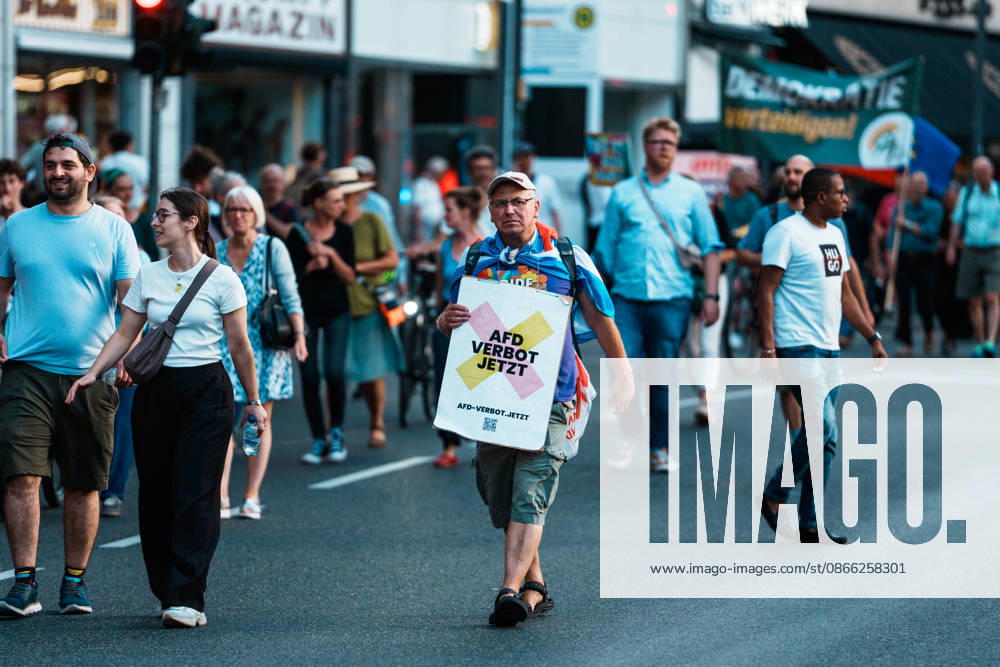 Deutschland, Aachen (Krämerstraße): Demo mit Tausenden Menschen am Tag nach der Landtagswahl in Sachsen - Anhalt, Demonstration, Protest, Anti - AfD, Anti - Faschismus, Schilder, Banner, Transparente, Flaggen, Menschenmenge, Demozug, AfD - Verbot jetzt, Verbotsverfahren