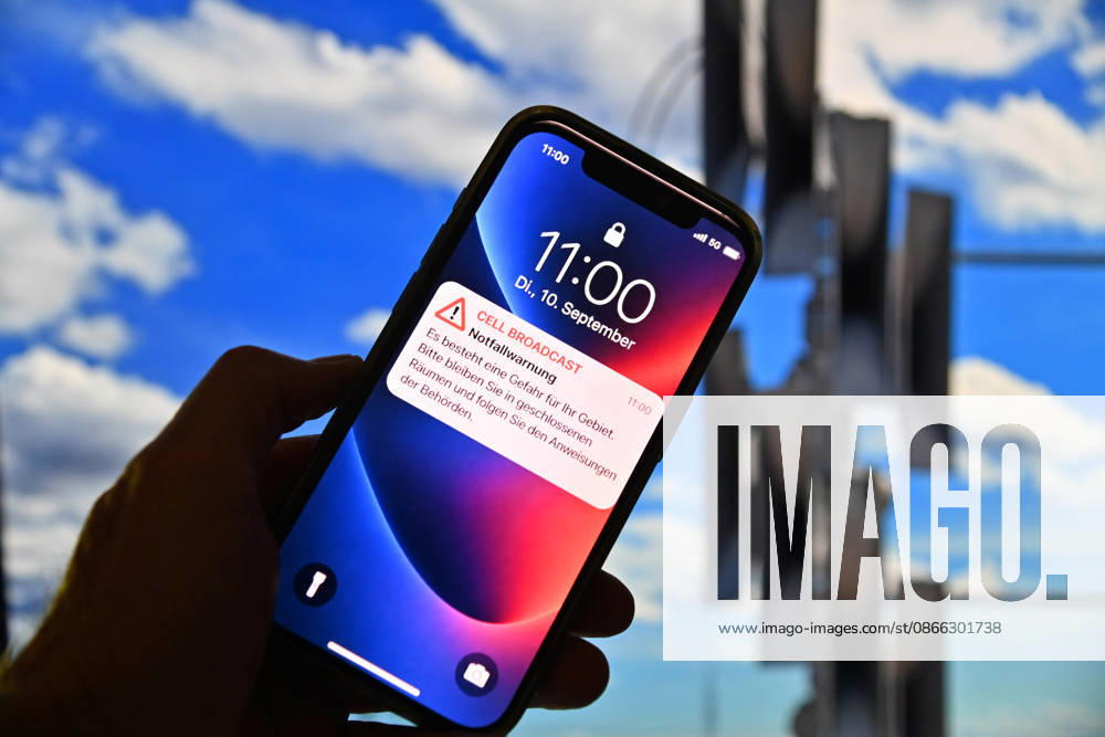 Bundesweiter Warntag am 10. September 2026: Ausloesung von Cell Broadcast. Ein Smartphone zeigt um Punkt 11:00 Uhr eine Cell Broadcast Notfallwarnung auf dem Sperrbildschirm anlaesslich des bundesweiten Warntags am 10. September.