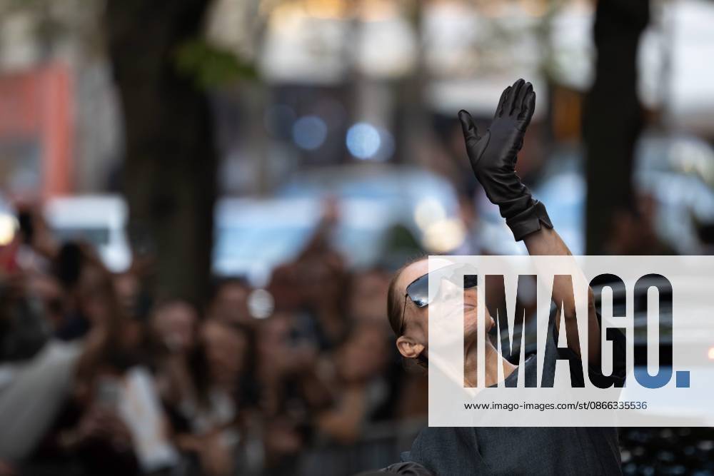 CELINE DION IN PARIS PHOTOPQR OUEST FRANCE Stéphane Geufroi Paris, September 8, 2026 Céline Dion leaves the Royal Monceau in the late afternoon. As usual, she took a few minutes to greet her fans. Paris, September 8, 2026 – Céline Dion leaves the Royal Monceau in the late afternoon. As usual, she took a few minutes to greet her admirers. Paris, France