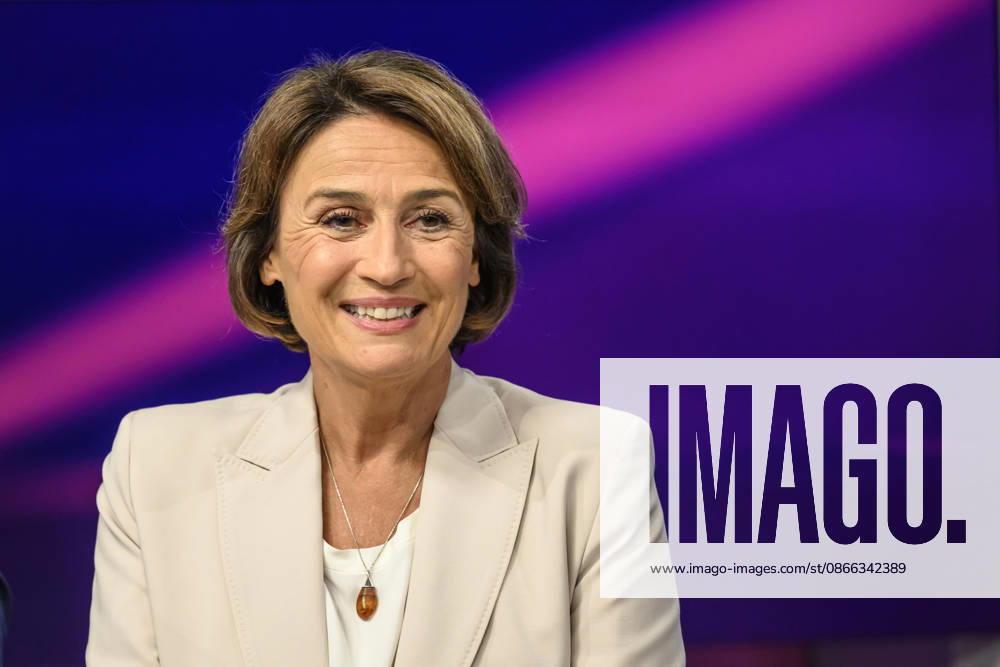 V.l. Sandra Maischberger, GER, Berlin, Studio, zu Gast bei – Maischberger, politische Talkshow, TV, Format, mit Moderatorin – Sandra Maischberger, Das Erste, aus Adlershof – Am Studio 20, 08.09.2026,