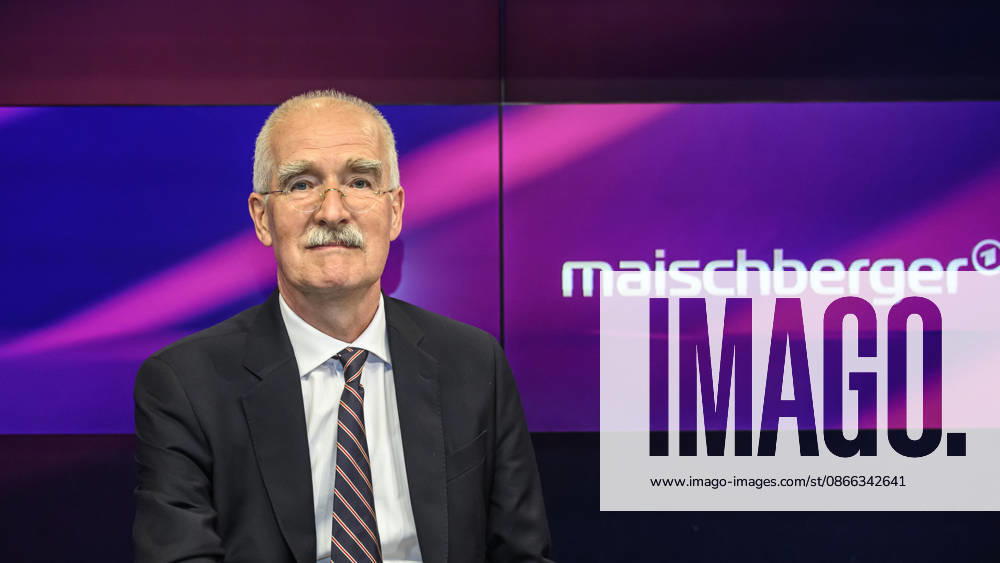 V.l. Sergej Lochthofen (Journalist), GER, Berlin, Studio, zu Gast bei Maischberger, politische Talkshow, TV, Format, mit Moderatorin Sandra Maischberger, Das Erste, aus Adlershof Am Studio 20, 08.09.2026,