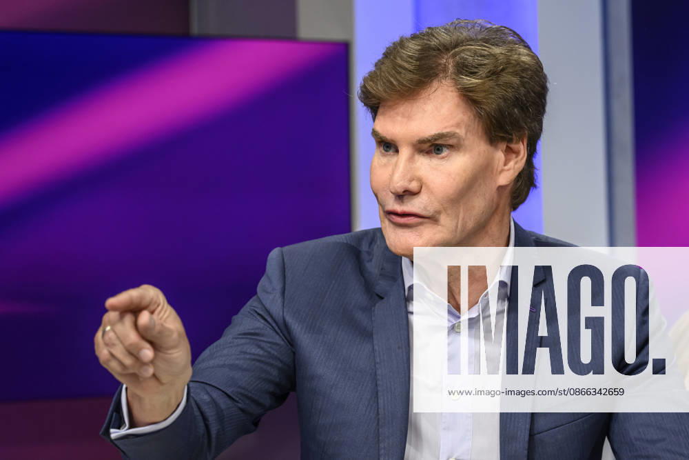 V.l. Carsten Maschmeyer (Unternehmer), zeigt, deutet, erklärt, GER, Berlin, Studio, zu Gast bei – Maischberger, politische Talkshow, TV, Format, mit Moderatorin – Sandra Maischberger, Das Erste, aus Adlershof – Am Studio 20, 08.09.2026,