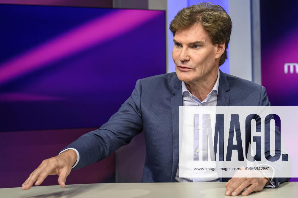 V.l. Carsten Maschmeyer (Unternehmer), zeigt, deutet, erklärt, GER, Berlin, Studio, zu Gast bei – Maischberger, politische Talkshow, TV, Format, mit Moderatorin – Sandra Maischberger, Das Erste, aus Adlershof – Am Studio 20, 08.09.2026,