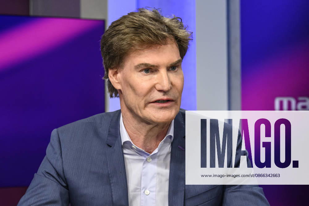 V.l. Carsten Maschmeyer (Unternehmer), zeigt, deutet, erklärt, GER, Berlin, Studio, zu Gast bei – Maischberger, politische Talkshow, TV, Format, mit Moderatorin – Sandra Maischberger, Das Erste, aus Adlershof – Am Studio 20, 08.09.2026,