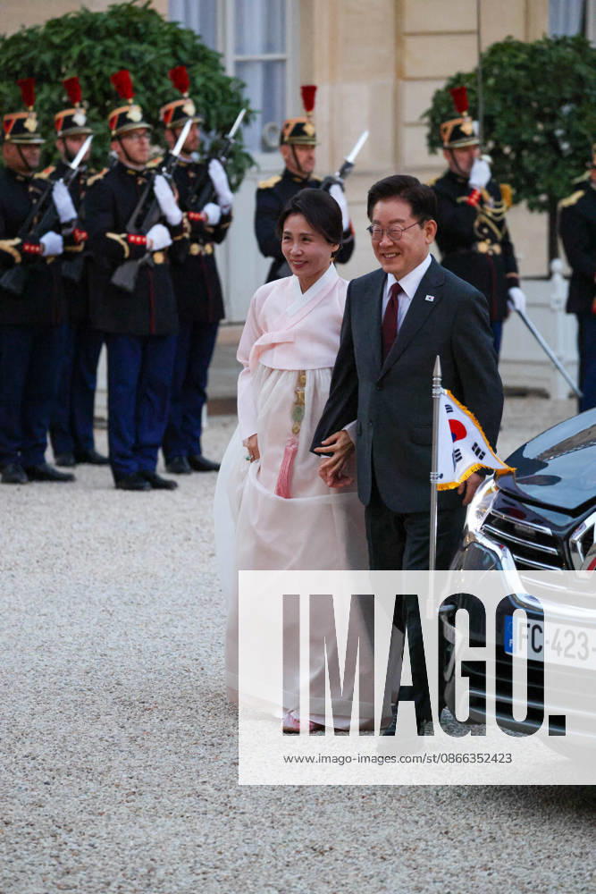 DiÌ‚ner d Etat en l honneur de Mr LEE Jae Myung, PreÌsident de la ReÌpublique de CoreÌe Emmanuel Macron et Brigitte Macron recoivent Mr LEE Jae Myung, PreÌsident de la ReÌpublique de CoreÌe et son Ã pouse, Kim Hye-kyung, Ã l occasion d un diner d Ã tat au Palais de l ElysÃ e Ã Paris, le 8 septembre 2026. French President, Emmanuel Macron and his wife, Brigitte Macron hosted Mr. LEE Jae Myung, President of the Republic of Korea, and his wife, Kim Hye-kyung, at a state dinner at the ElysÃ e Palace in Paris on September 8, 2026.