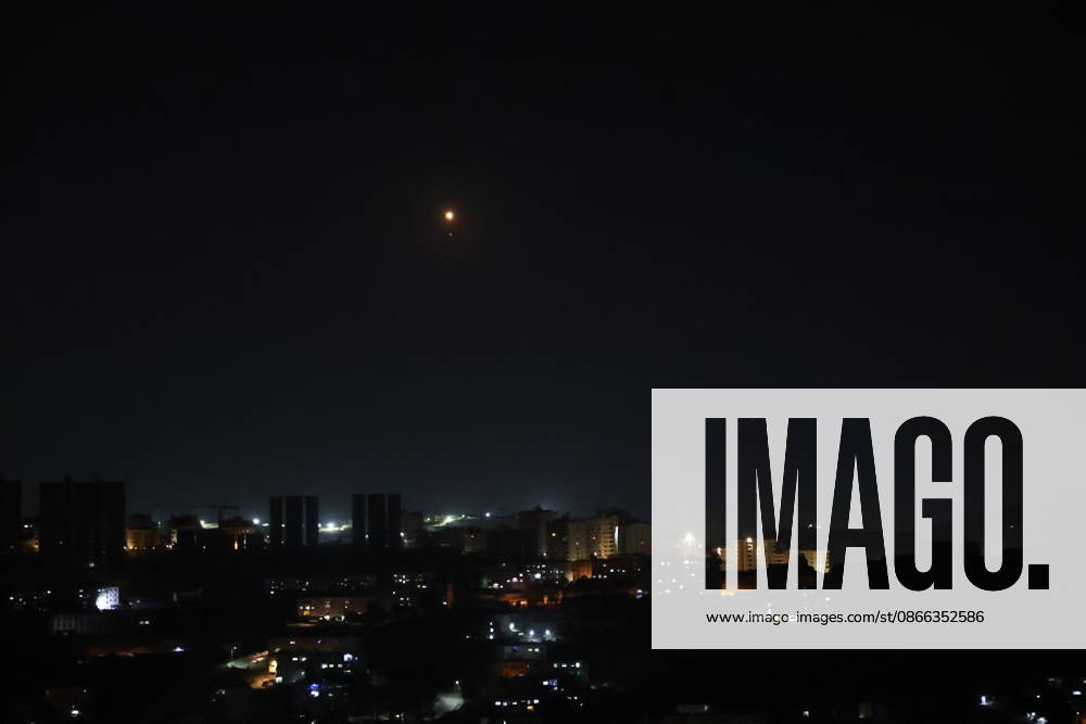 Iran launches missile attack on US Bases in Jordan after US targets Iranian oil tankers DAMASCUS, SYRIA - SEPTEMBER 09: Missiles launched from Iran and interceptions by Jordanian air defense systems are visible in the night sky from Damascus after Iran targeted US bases in Jordan, on September 09, 2026 in Damascus, Syria. Izz Aldien Alqasem Anadolu Damascus Syria. Editorial use only. Please get in touch for any other usage.