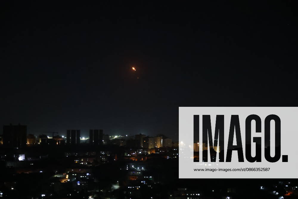 Iran launches missile attack on US Bases in Jordan after US targets Iranian oil tankers DAMASCUS, SYRIA - SEPTEMBER 09: Missiles launched from Iran and interceptions by Jordanian air defense systems are visible in the night sky from Damascus after Iran targeted US bases in Jordan, on September 09, 2026 in Damascus, Syria. Izz Aldien Alqasem Anadolu Damascus Syria. Editorial use only. Please get in touch for any other usage.