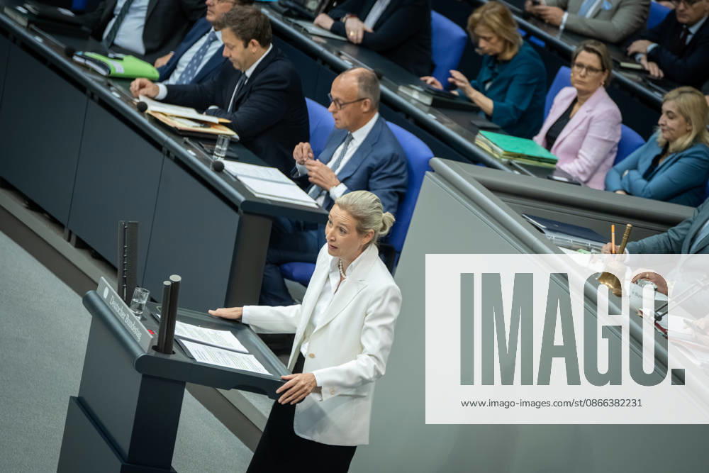 Alice Weidel, AfD, spricht vor dem Deutschen Bundestag zur Haushaltsdebatte, im Hintergrund Bundeskanzler Friedrich Merz;Haushaltsdebatte im Deutschen Bundestag, Berlin Berlin Deutschland Bundestag