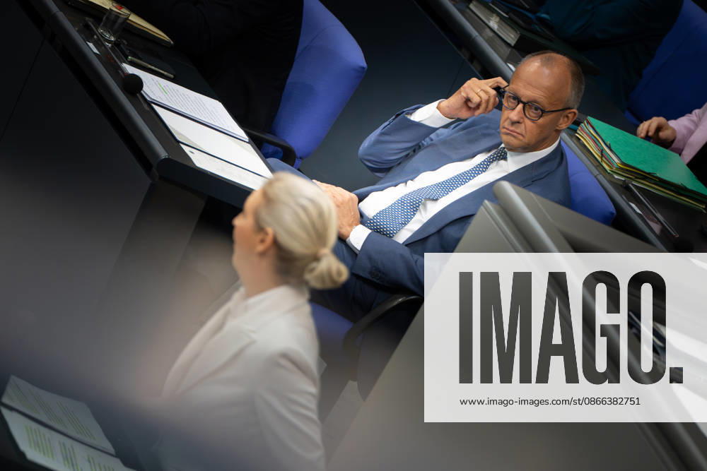 Alice Weidel, AfD, spricht vor dem Deutschen Bundestag zur Haushaltsdebatte, im Hintergrund Bundeskanzler Friedrich Merz;Haushaltsdebatte im Deutschen Bundestag, Berlin Berlin Deutschland Bundestag
