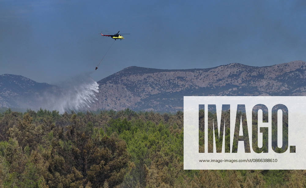 Firefighting efforts continue at the wildfire in Antalya ANTALYA, TURKIYE - SEPTEMBER 9: Firefighters respond to a forest fire both from the air in the Aksu district of Antalya, Turkiye on September 9, 2026. Orhan Cicek Anadolu Antalya Turkey. Editorial use only. Please get in touch for any other usage.