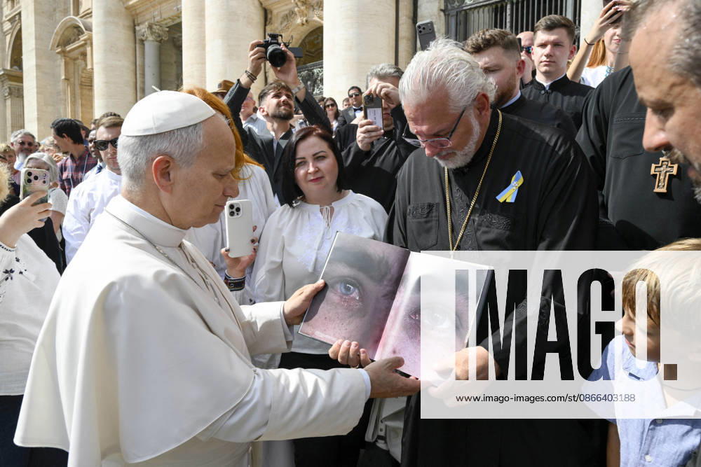 Pope Leo XIV leads The General Audience - Vatican Pope Leo XIV looks at a book with photos about the war in Ukraine during the weekly general audience in Saint Peter’s square, Vatican on September 9, 2026. Photo by (EV) Simone Risoluti Vatican Media ABACAPRESS.COM Rome