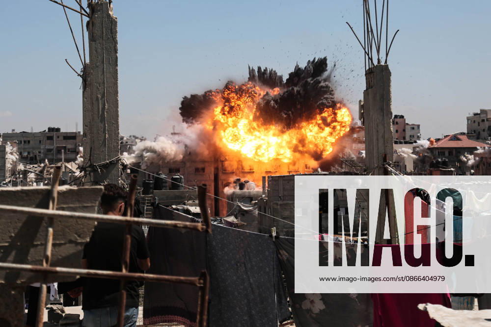 A missile fired by warplanes struck the Al-Masri family home in Al-Shati refugee camp, west of Gaza City, following a warning from the Israeli army. Palestine - ZUMAe144 20260909_zip_e144_003