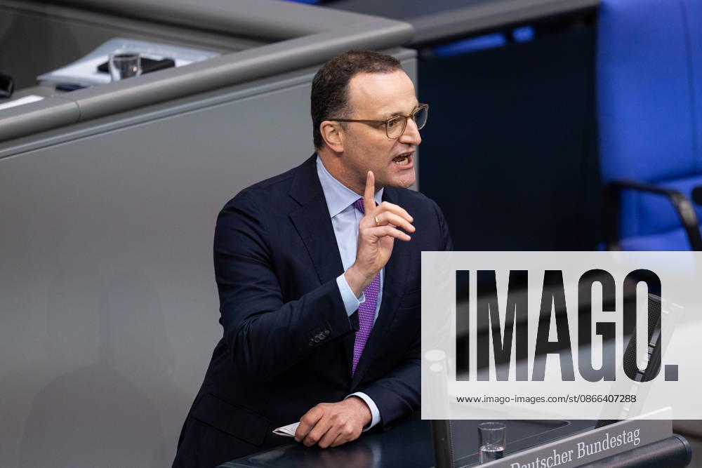 GER, Berlin, 92. Sitzung des Deutschen Bundestages im Plenarsaal des Reichstagsgebäudes. Jens Spahn CDU CSU, steht am Rednerpult und spricht, Gestik, Mimik, Emotionen