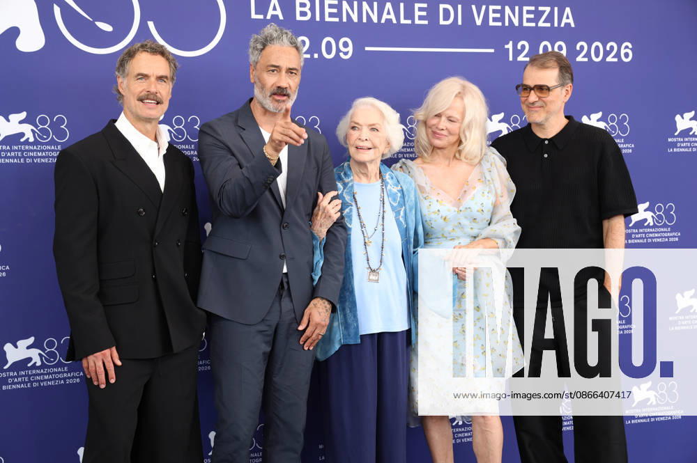 Murray Bartlett, Taika Waititi, Ellen Burstyn, Pamela Anderson und Kornel Mundruczo beim Photocall zum Kinofilm Place to Be auf der Biennale di Venezia 2026 83. Internationale Filmfestspiele von Venedig im Palazzo del Casino. Venedig