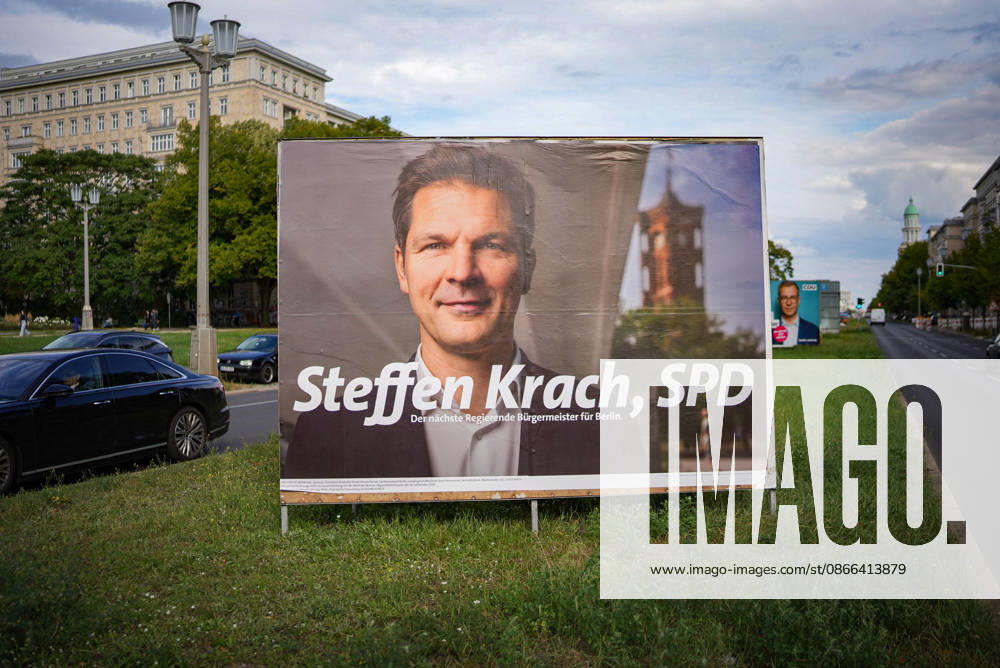 Berlin: Großflächen-Wahlplakat der SPD mit Porträt von Steffen Krach, Spitzenkandidat für das Amt des Regierenden Bürgermeisters, und Schriftzug Steffen Krach, SPD Der nächste Regierende Bürgermeister für Berlin auf einem Mittelstreifen. Wahlkampf, Abgeordnetenhauswahl, Politik, SPD, Wahlwerbung, Plakat, Außenwerbung, Porträt, Straßenverkehr.
