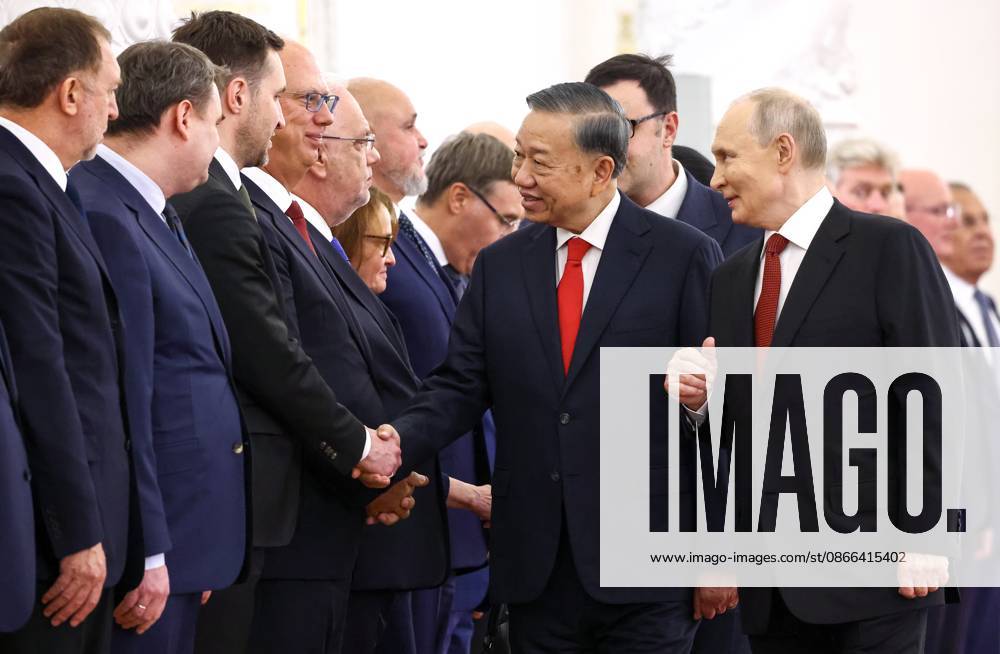 Russia Vietnam 9239490 09.09.2026 Vietnamese President To Lam and Russian President Vladimir Putin greet members of Russia s delegation during an official welcome ceremony before their meeting at the Kremlin in Moscow, Russia. Geodakyan Artem Sputnik Moscow Russia