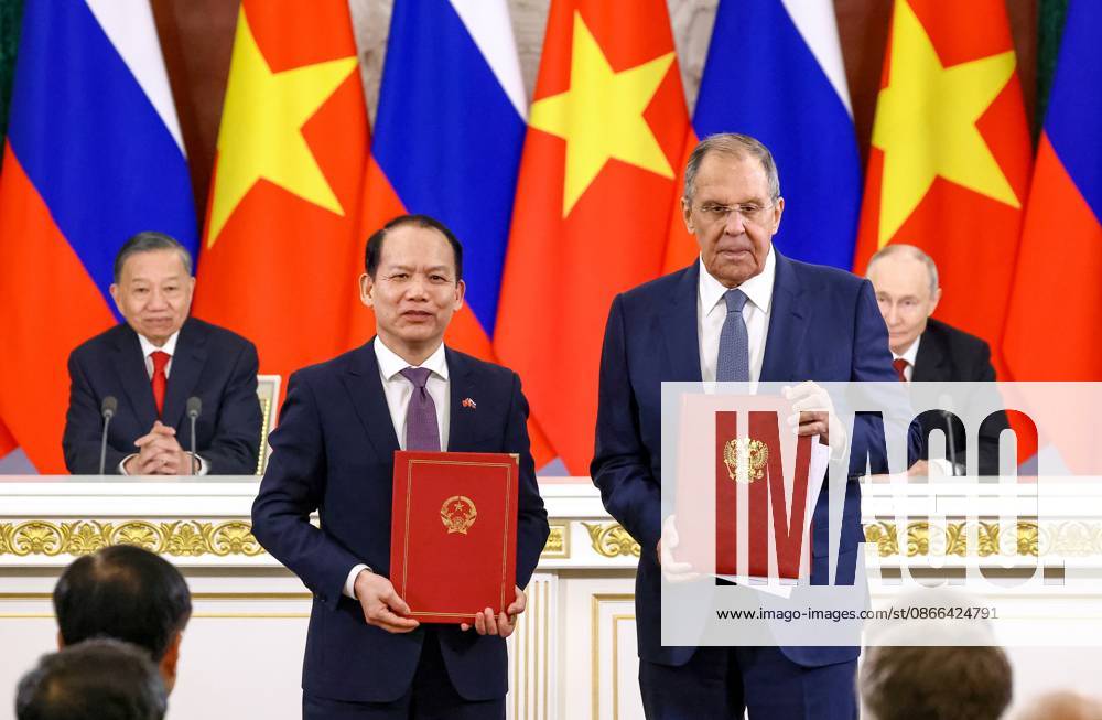 Russia Vietnam 9239617 09.09.2026 Vietnamese Justice Minister Thanh Tung Hoang and Russian Foreign â Minister Sergey Lavrov exchange signed documents following a meeting between Russian President Vladimir Putin and Vietnamese President To Lam at the Kremlin in Moscow, Russia. Geodakyan Artem Sputnik Moscow Russia