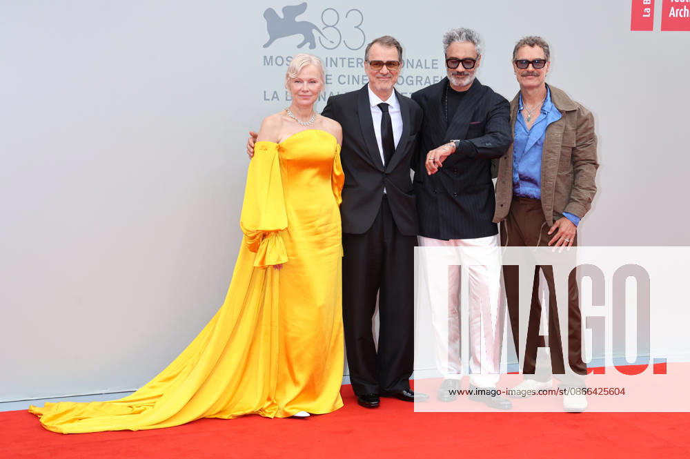 Pamela Anderson, Kornel Mundruczo, Taika Waititi und Murray Bartlett bei der Premiere des Kinofilms Place to Be auf der Biennale di Venezia 2023 83. Internationale Filmfestspiele von Venedig im Sala Giardino. Venedig