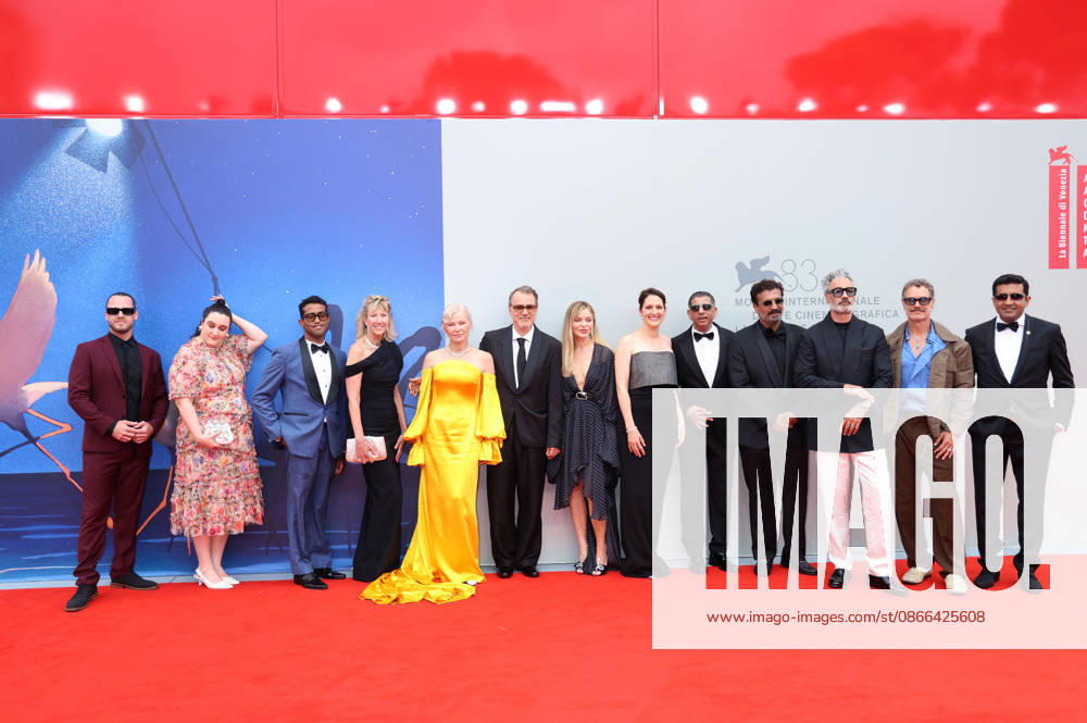 Pamela Anderson, Kornel Mundruczo, Taika Waititi und Murray Bartlett mit Cast und Team bei der Premiere des Kinofilms Place to Be auf der Biennale di Venezia 2023 83. Internationale Filmfestspiele von Venedig im Sala Giardino. Venedig