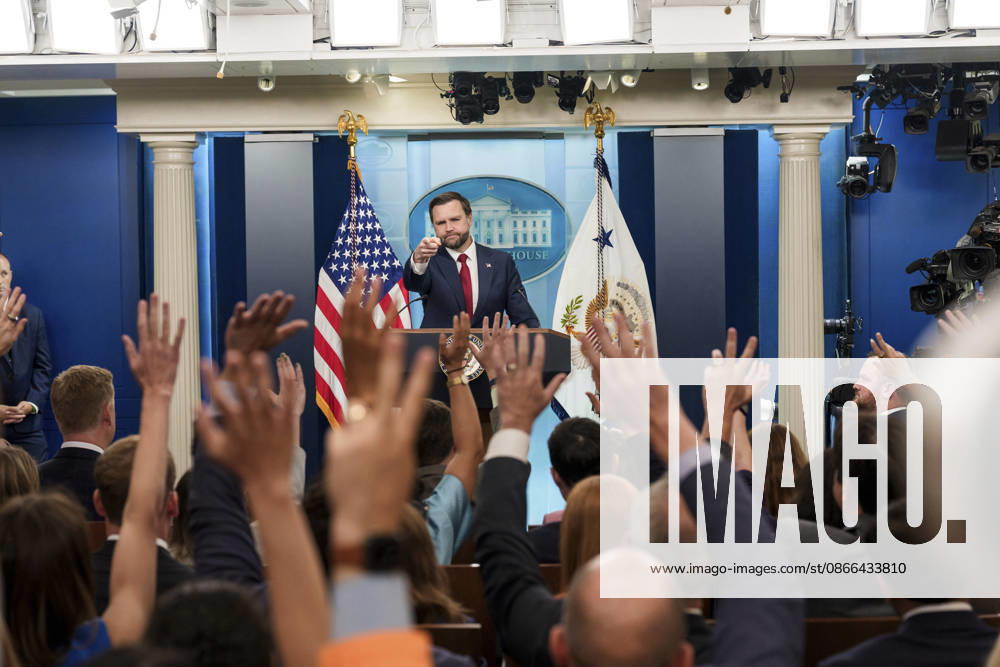 U.S. Vice President J.D Vance calls on a reporter to ask a question during the daily briefing in the James S. Brady Press Briefing Room of the White House, September 3, 2026 in Washington, D.C. Washington United States of America - ZUMAp138 20260909_zaa_p138_004