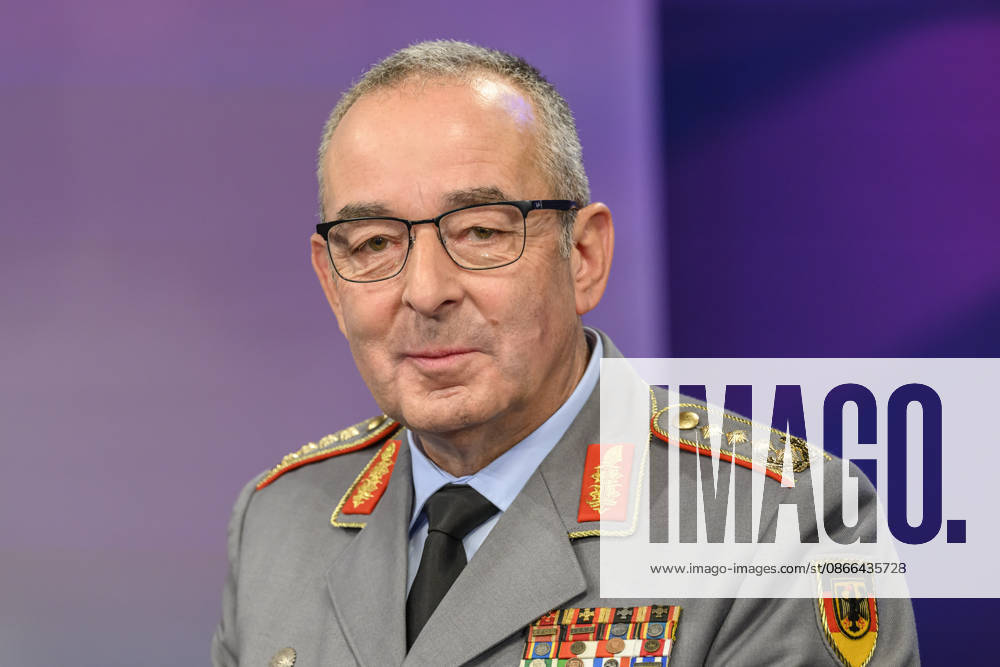 Im Bild v.l.: Carsten Breuer (Generalinspekteur der Bundeswehr), GER, Berlin, Studio, zu Gast bei Maischberger, politische Talkshow, TV, Format, mit Moderatorin Sandra Maischberger, Das Erste, aus Adlershof Am Studio 20, 09.09.2026,
