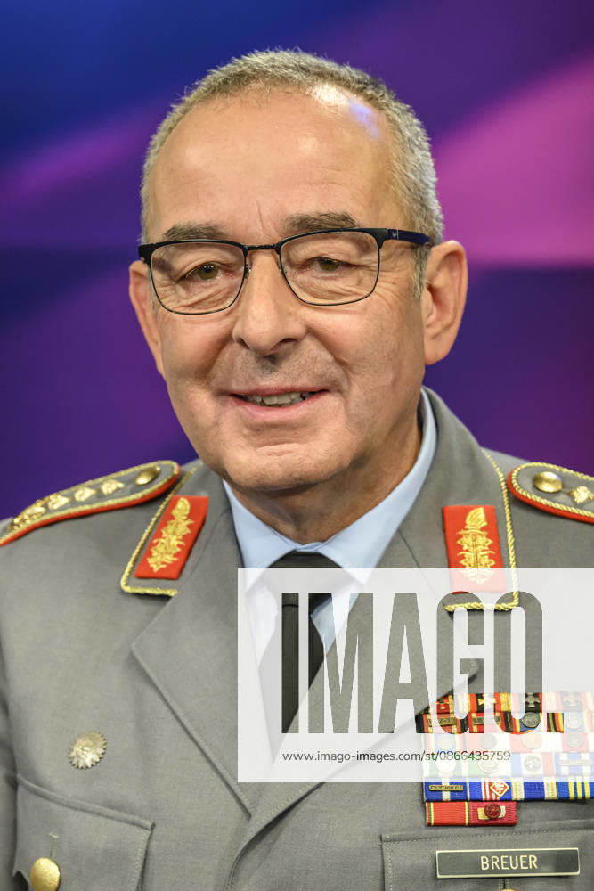 Im Bild v.l.: Carsten Breuer (Generalinspekteur der Bundeswehr), GER, Berlin, Studio, zu Gast bei Maischberger, politische Talkshow, TV, Format, mit Moderatorin Sandra Maischberger, Das Erste, aus Adlershof Am Studio 20, 09.09.2026,