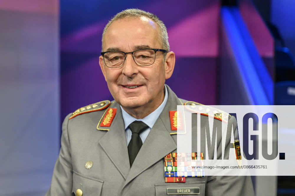 Im Bild v.l.: Carsten Breuer (Generalinspekteur der Bundeswehr), GER, Berlin, Studio, zu Gast bei Maischberger, politische Talkshow, TV, Format, mit Moderatorin Sandra Maischberger, Das Erste, aus Adlershof Am Studio 20, 09.09.2026,