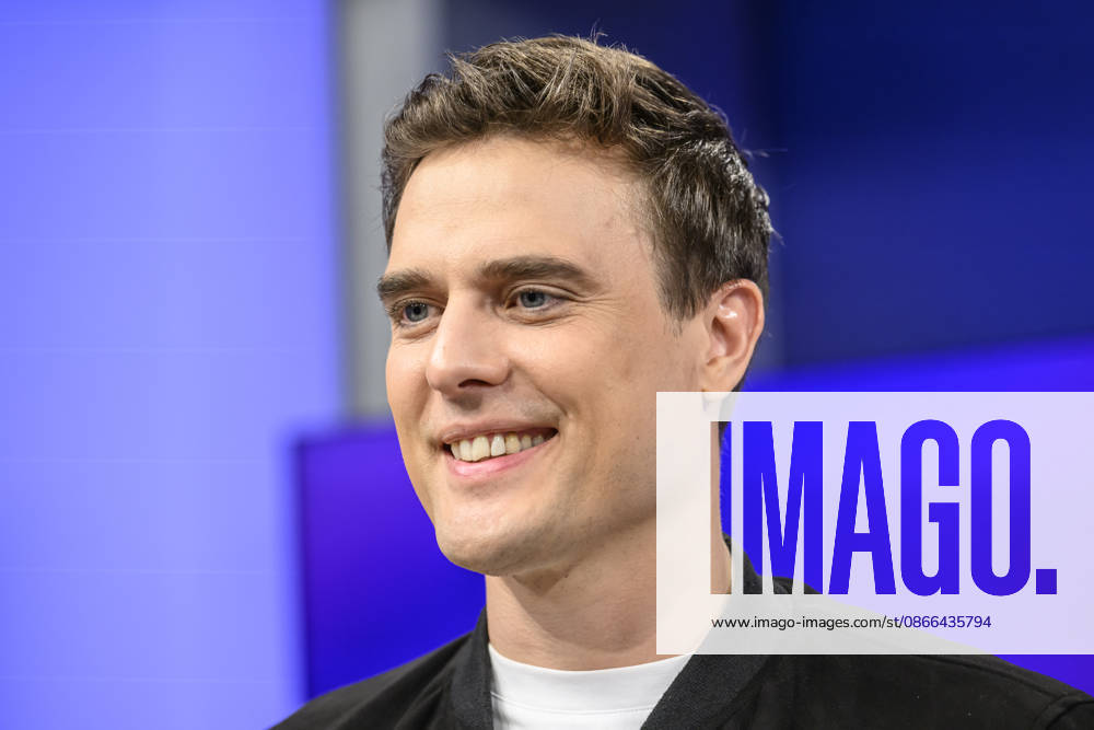 Im Bild v.l.: Constantin Schreiber (Axel Springer), GER, Berlin, Studio, zu Gast bei Maischberger, politische Talkshow, TV, Format, mit Moderatorin Sandra Maischberger, Das Erste, aus Adlershof Am Studio 20, 09.09.2026,