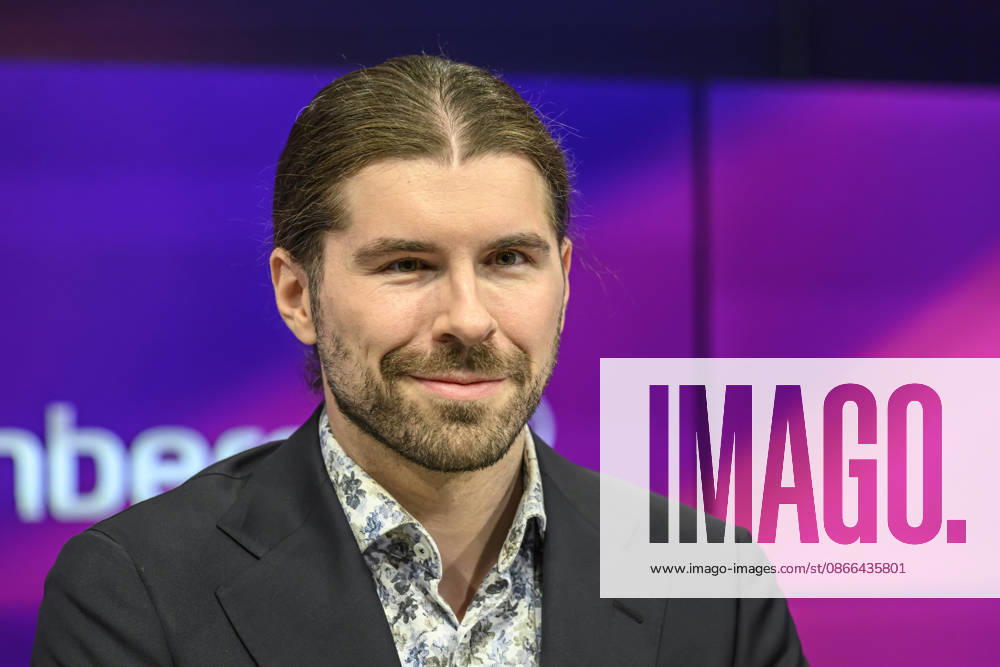 Im Bild v.l.: Alexander Prinz (Autor und YouTuber), GER, Berlin, Studio, zu Gast bei Maischberger, politische Talkshow, TV, Format, mit Moderatorin Sandra Maischberger, Das Erste, aus Adlershof Am Studio 20, 09.09.2026,
