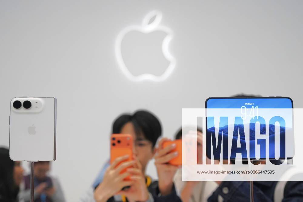 (260909) -- CUPERTINO, Sept. 9, 2026 -- People take photos of Apple s first foldable smartphone, iPhone Duo, at Apple Park in Cupertino, California, the United States, Sept. 9, 2026. U.S. tech giant Apple on Wednesday unveiled its first foldable smartphone, iPhone Duo, along with the iPhone 18 Pro lineup, new Apple Watch models and AirPods at a product launch event held at Apple Park, its headquarters in Cupertino, California. ) U.S.-CALIFORNIA-CUPERTINO-APPLE-IPHONE DUO-LAUNCH EVENT WuxXiaoling