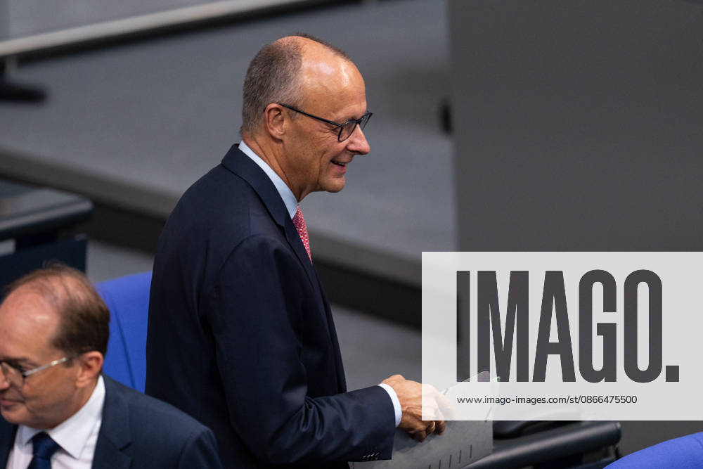 GER, Berlin, 93. Sitzung des Deutschen Bundestages im Plenarsaal des Reichstagsgebäudes. Bundeskanzler Friedrich Merz, lacht, hat gute Laune, Gestik, Mimik, Emotionen