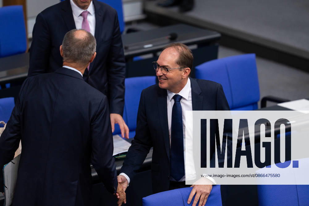 GER, Berlin, 93. Sitzung des Deutschen Bundestages im Plenarsaal des Reichstagsgebäudes. Alexander Dobrindt Bundesminister des Innern der Bundesrepublik Deutschland, begrüsst Bundeskanzler Friedrich Merz