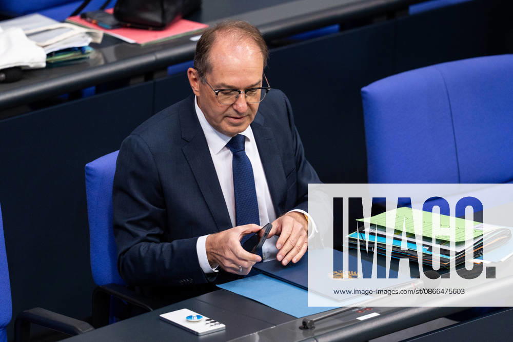 GER, Berlin, 93. Sitzung des Deutschen Bundestages im Plenarsaal des Reichstagsgebäudes. Alexander Dobrindt Bundesminister des Innern der Bundesrepublik Deutschland, sortiert seine Unterlagen, sitzt auf seinem Platz, hat ein Handy in der Hand
