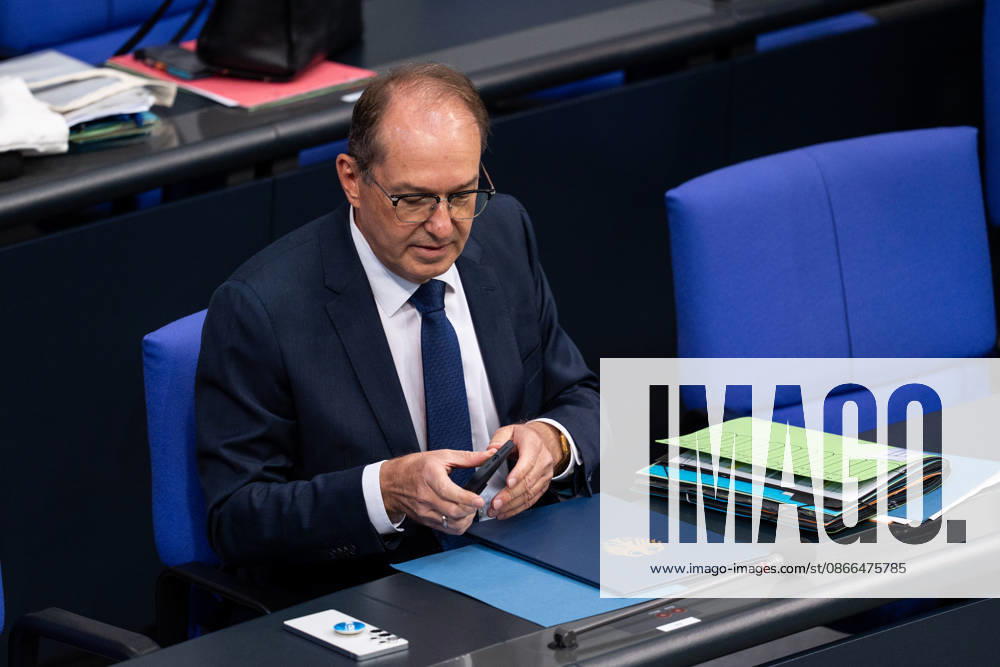 GER, Berlin, 93. Sitzung des Deutschen Bundestages im Plenarsaal des Reichstagsgebäudes. Alexander Dobrindt Bundesminister des Innern der Bundesrepublik Deutschland, sortiert seine Unterlagen, sitzt auf seinem Platz, hat ein Handy in der Hand