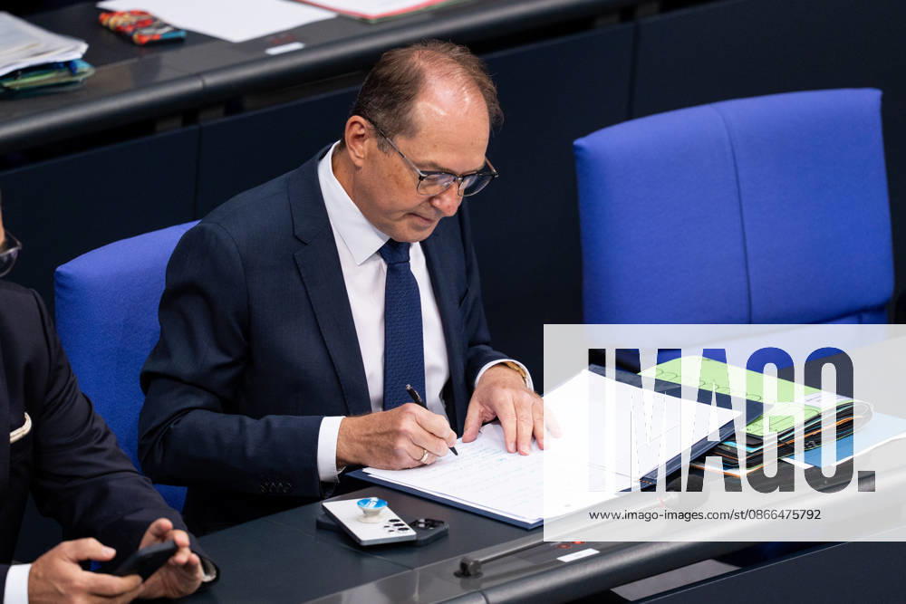GER, Berlin, 93. Sitzung des Deutschen Bundestages im Plenarsaal des Reichstagsgebäudes. Alexander Dobrindt Bundesminister des Innern der Bundesrepublik Deutschland, sortiert seine Unterlagen, sitzt auf seinem Platz