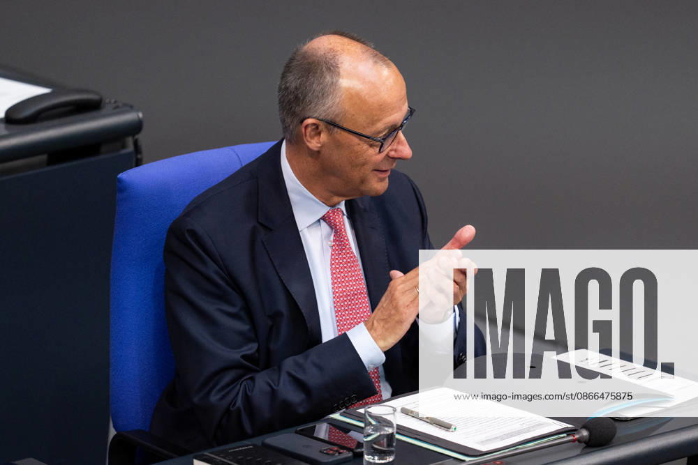 GER, Berlin, 93. Sitzung des Deutschen Bundestages im Plenarsaal des Reichstagsgebäudes. Bundeskanzler Friedrich Merz, sitzt am Platz, grinst, lacht, lächelt, applaudiert, klatscht in die Hände, Gestik, Mimik, Emotionen