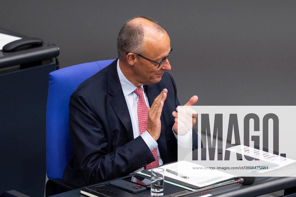 GER, Berlin, 93. Sitzung des Deutschen Bundestages im Plenarsaal des Reichstagsgebäudes. Bundeskanzler Friedrich Merz, sitzt am Platz, grinst, lacht, lächelt, applaudiert, klatscht in die Hände, Gestik, Mimik, Emotionen