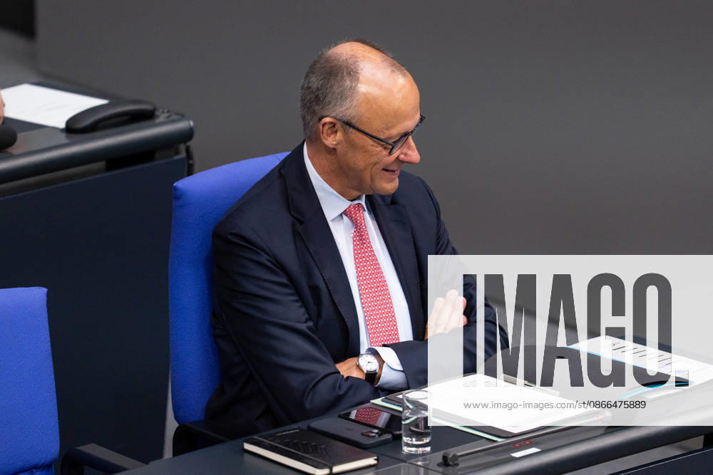 GER, Berlin, 93. Sitzung des Deutschen Bundestages im Plenarsaal des Reichstagsgebäudes. Bundeskanzler Friedrich Merz, sitzt am Platz, grinst, lacht, lächelt, Gestik, Mimik, Emotionen