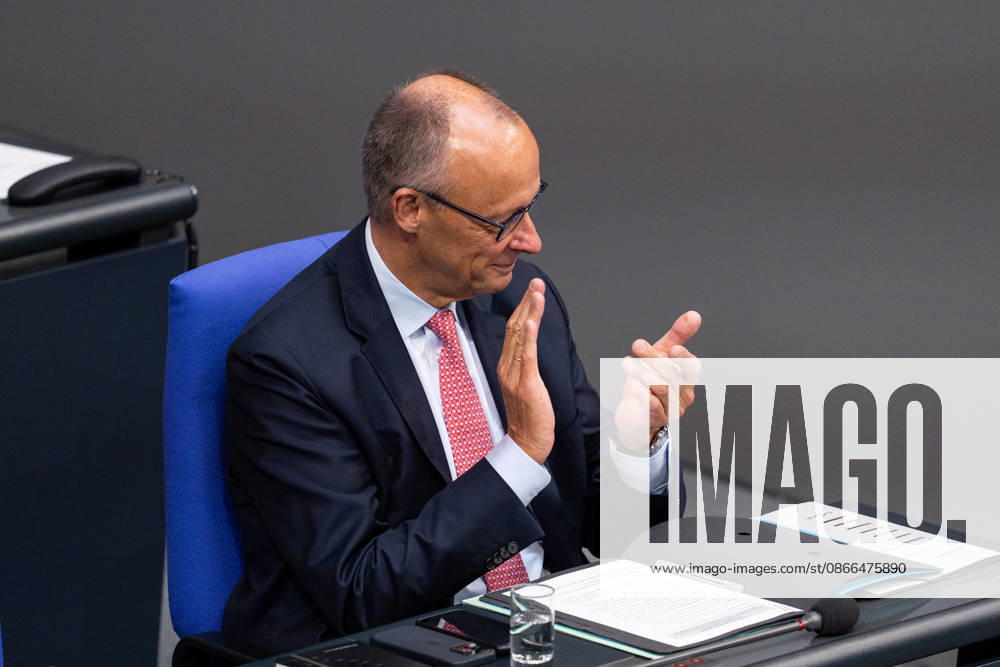GER, Berlin, 93. Sitzung des Deutschen Bundestages im Plenarsaal des Reichstagsgebäudes. Bundeskanzler Friedrich Merz, sitzt am Platz, grinst, lacht, lächelt, applaudiert, klatscht in die Hände, Gestik, Mimik, Emotionen