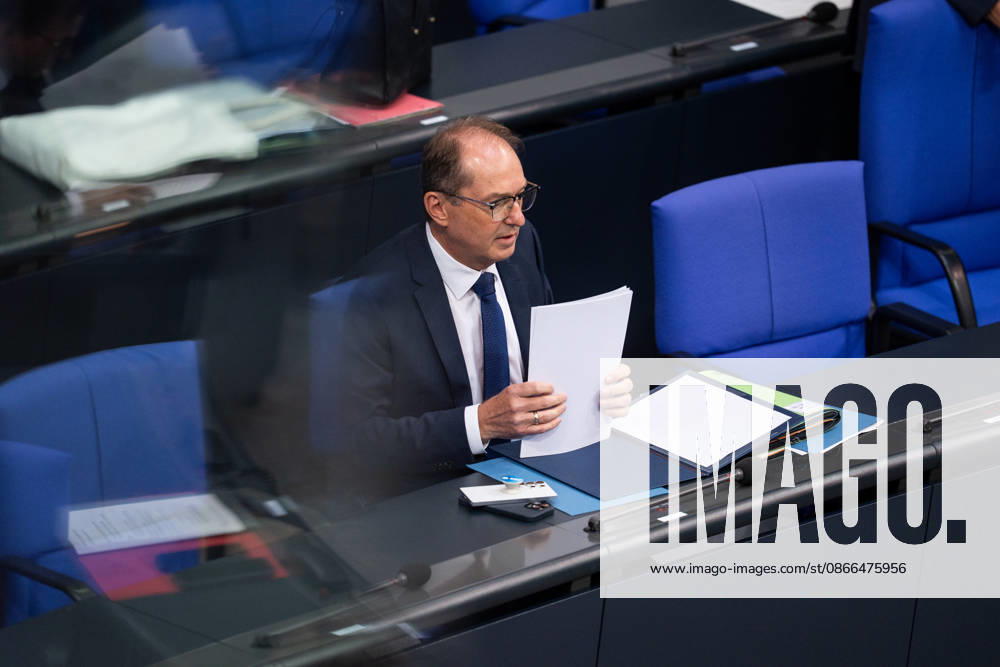 GER, Berlin, 93. Sitzung des Deutschen Bundestages im Plenarsaal des Reichstagsgebäudes. Alexander Dobrindt Bundesminister des Innern der Bundesrepublik Deutschland, sortiert seine Unterlagen, sitzt auf seinem Platz