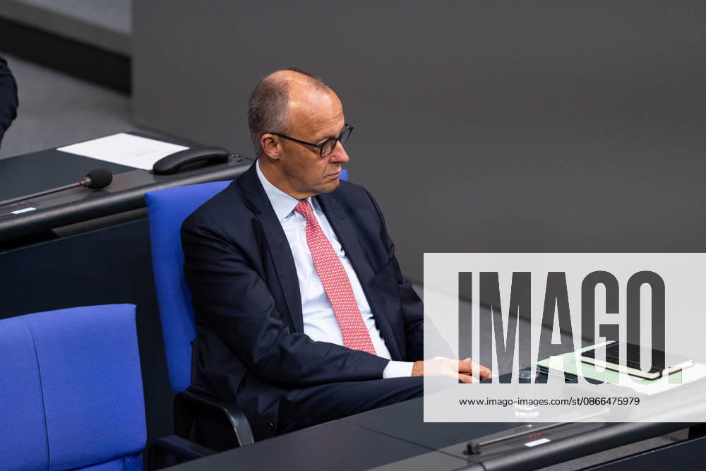 GER, Berlin, 93. Sitzung des Deutschen Bundestages im Plenarsaal des Reichstagsgebäudes. Bundeskanzler Friedrich Merz, sitzt am Platz