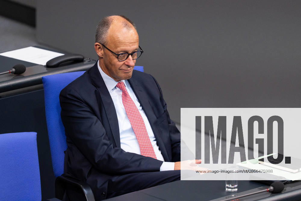 GER, Berlin, 93. Sitzung des Deutschen Bundestages im Plenarsaal des Reichstagsgebäudes. Bundeskanzler Friedrich Merz, sitzt am Platz, grinst, lacht, lächelt