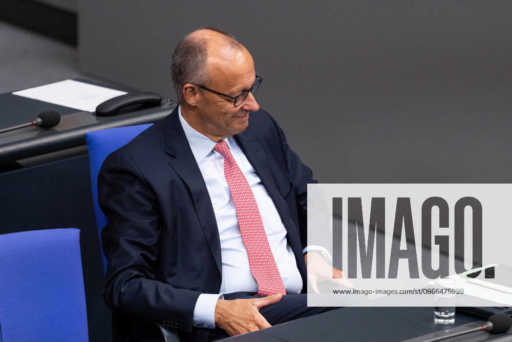 GER, Berlin, 93. Sitzung des Deutschen Bundestages im Plenarsaal des Reichstagsgebäudes. Bundeskanzler Friedrich Merz, sitzt am Platz, grinst, lacht, lächelt