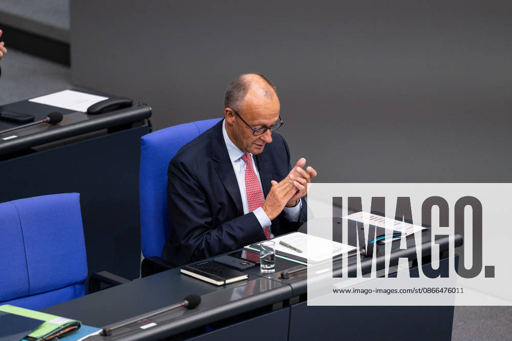 GER, Berlin, 93. Sitzung des Deutschen Bundestages im Plenarsaal des Reichstagsgebäudes. Bundeskanzler Friedrich Merz, sitzt am Platz, grinst, lacht, lächelt, applaudiert, klatscht in die Hände, Gestik, Mimik, Emotionen