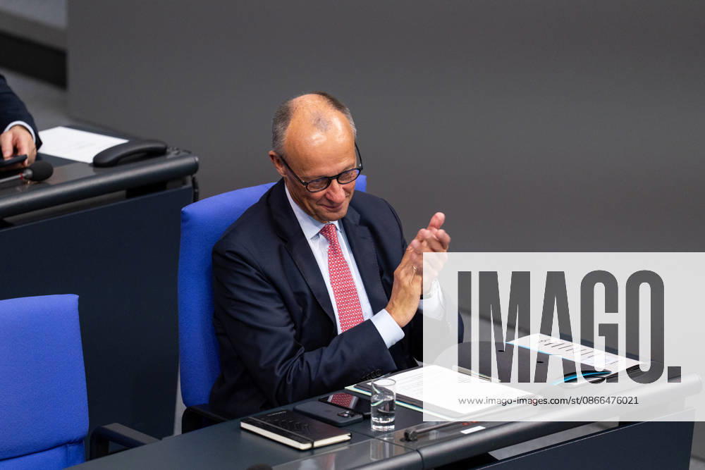 GER, Berlin, 93. Sitzung des Deutschen Bundestages im Plenarsaal des Reichstagsgebäudes. Bundeskanzler Friedrich Merz, sitzt am Platz, grinst, lacht, lächelt, applaudiert, klatscht in die Hände, Gestik, Mimik, Emotionen
