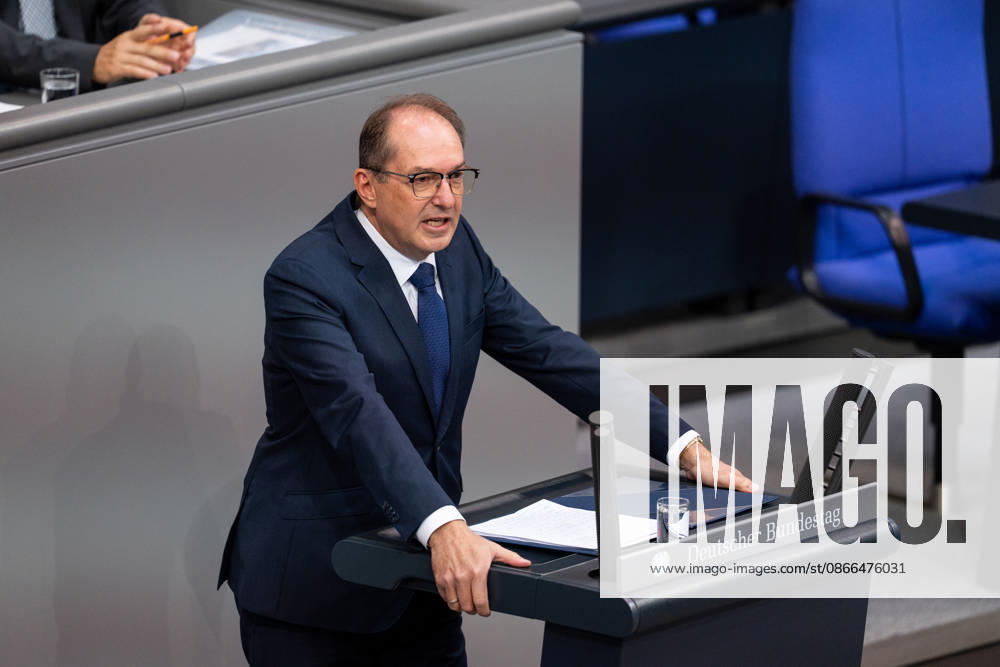 GER, Berlin, 93. Sitzung des Deutschen Bundestages im Plenarsaal des Reichstagsgebäudes. Alexander Dobrindt Bundesminister des Innern der Bundesrepublik Deutschland, steht am Rednerpult und spricht